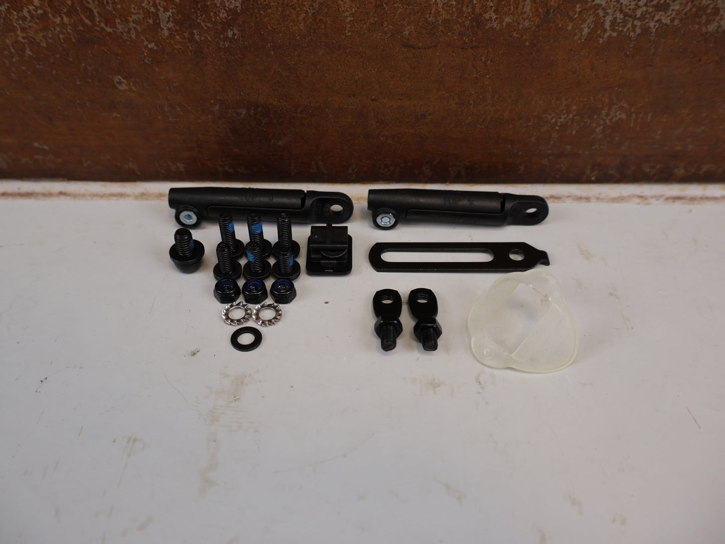 Schutzbleche, Gepäckträger & Körbe von Trek, TREK FETCH+ 2 SCHUTZBLECHSET 20 ZOLL SCHWARZ vor USEDBIKES-OB.DE Hintergrund