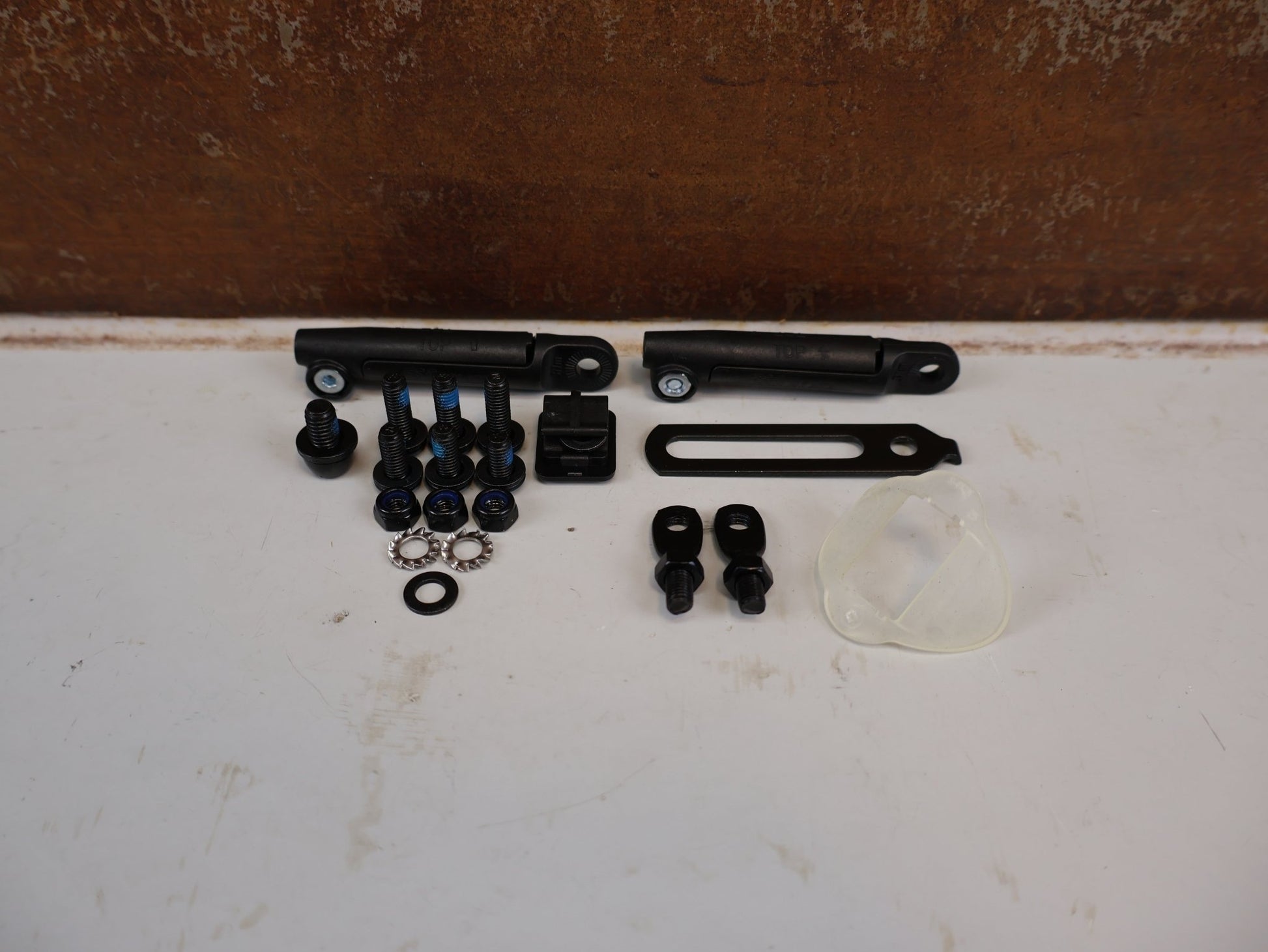 Schutzbleche, Gepäckträger & Körbe von Trek, TREK FETCH+ 2 SCHUTZBLECHSET 20 ZOLL SCHWARZ vor USEDBIKES-OB.DE Hintergrund
