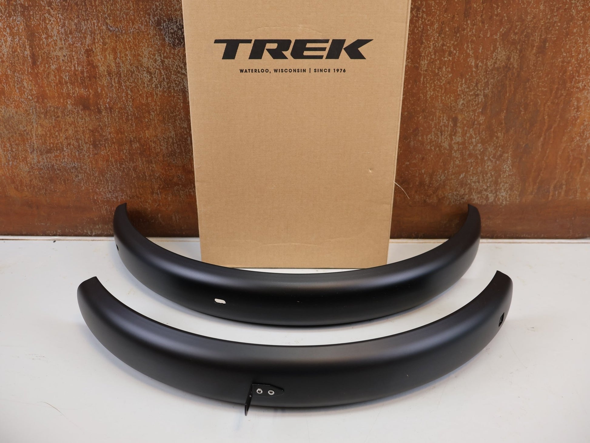 Schutzbleche, Gepäckträger & Körbe von Trek, TREK FETCH+ 2 SCHUTZBLECHSET 20 ZOLL SCHWARZ vor USEDBIKES-OB.DE Hintergrund