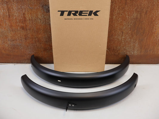 Schutzbleche, Gepäckträger & Körbe von Trek, TREK FETCH+ 2 SCHUTZBLECHSET 20 ZOLL SCHWARZ vor USEDBIKES-OB.DE Hintergrund