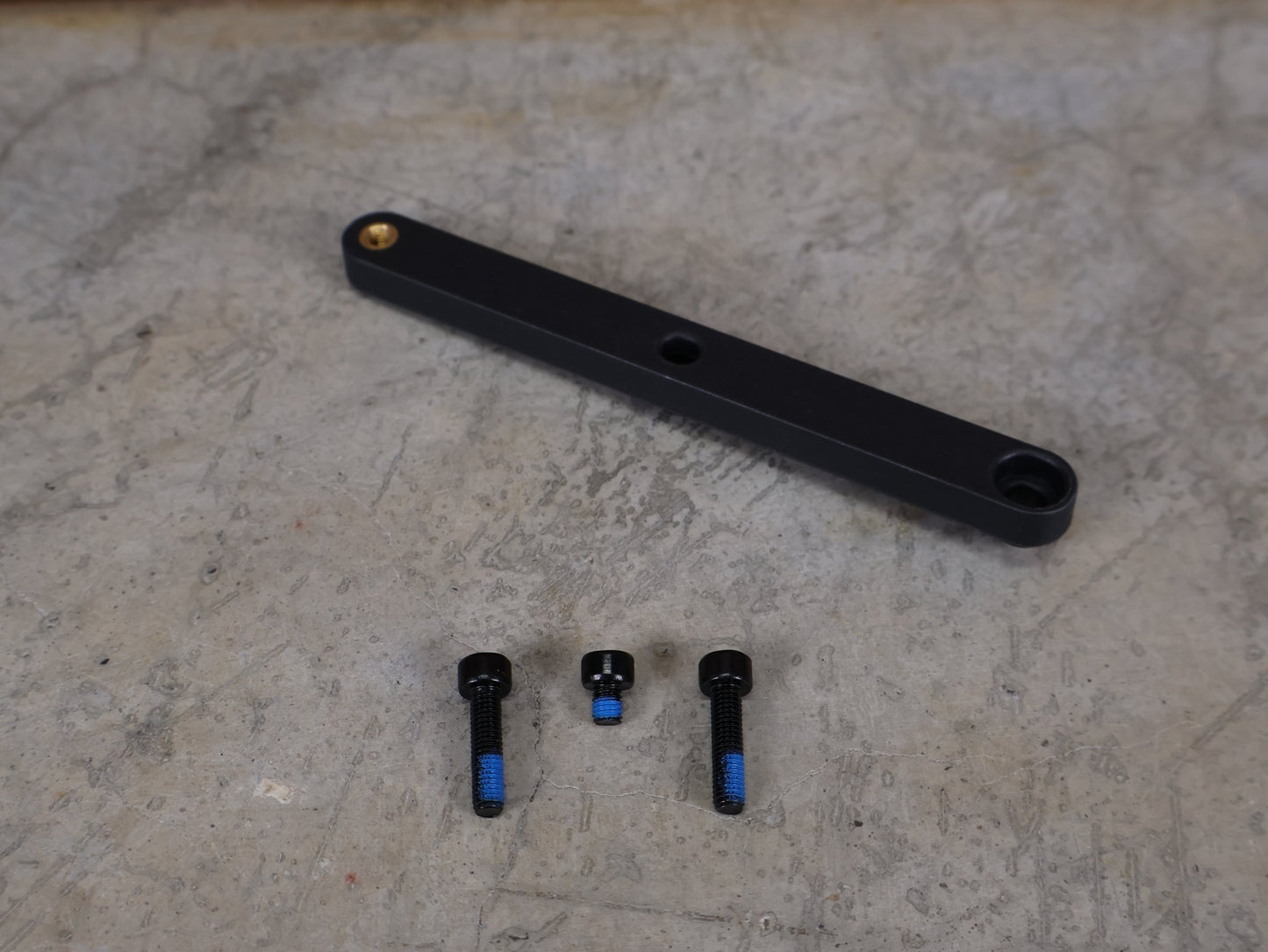 Trinkflaschen und Halter von Trek, TREK FLASCHENHALTER ADAPTER / 65 MM VERSETZUNG – INKL. HARDWARE – W5271627 vor USEDBIKES - OB.DE Hintergrund