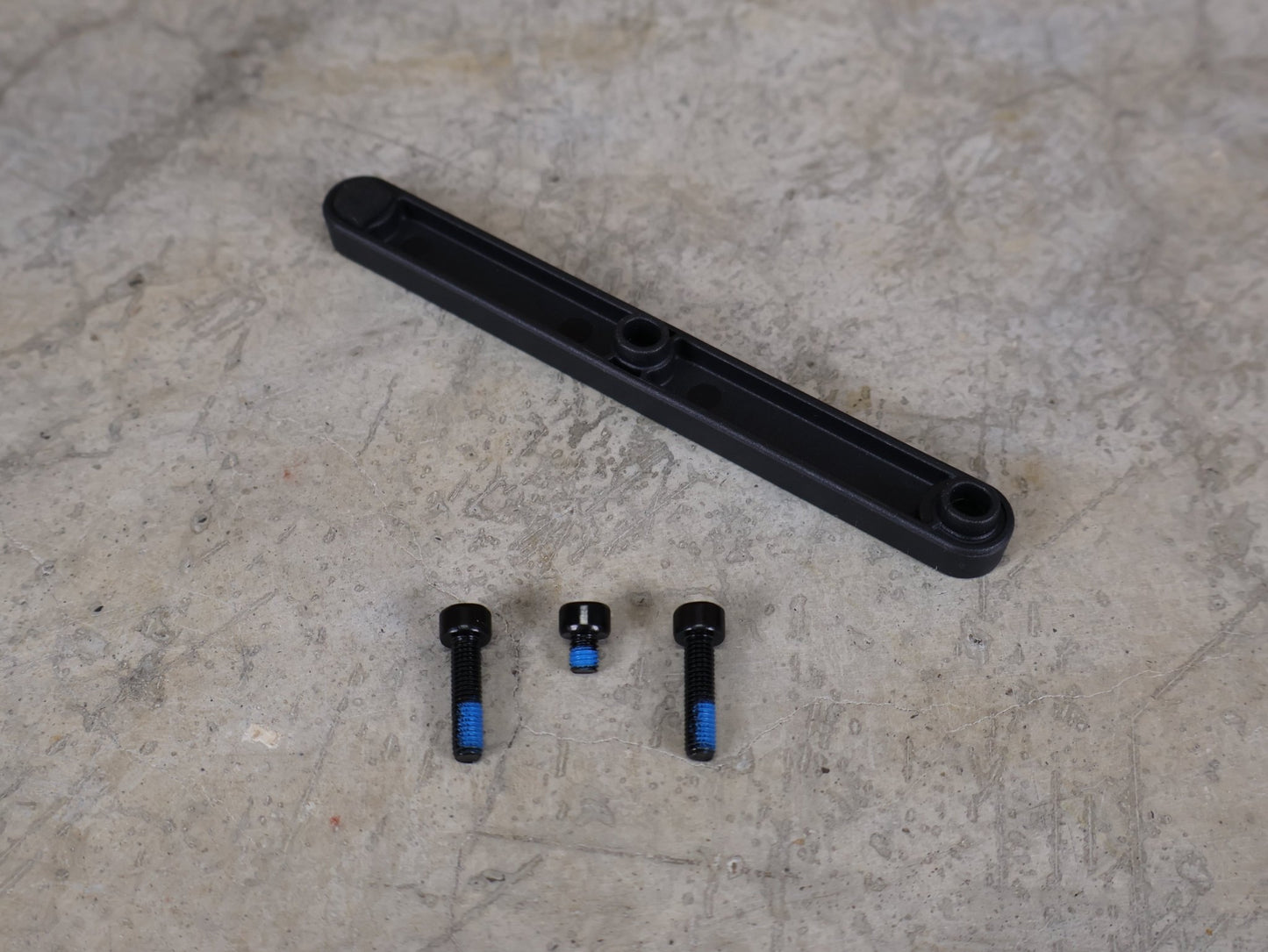 Trinkflaschen und Halter von Trek, TREK FLASCHENHALTER ADAPTER / 65 MM VERSETZUNG – INKL. HARDWARE – W5271627 vor USEDBIKES - OB.DE Hintergrund