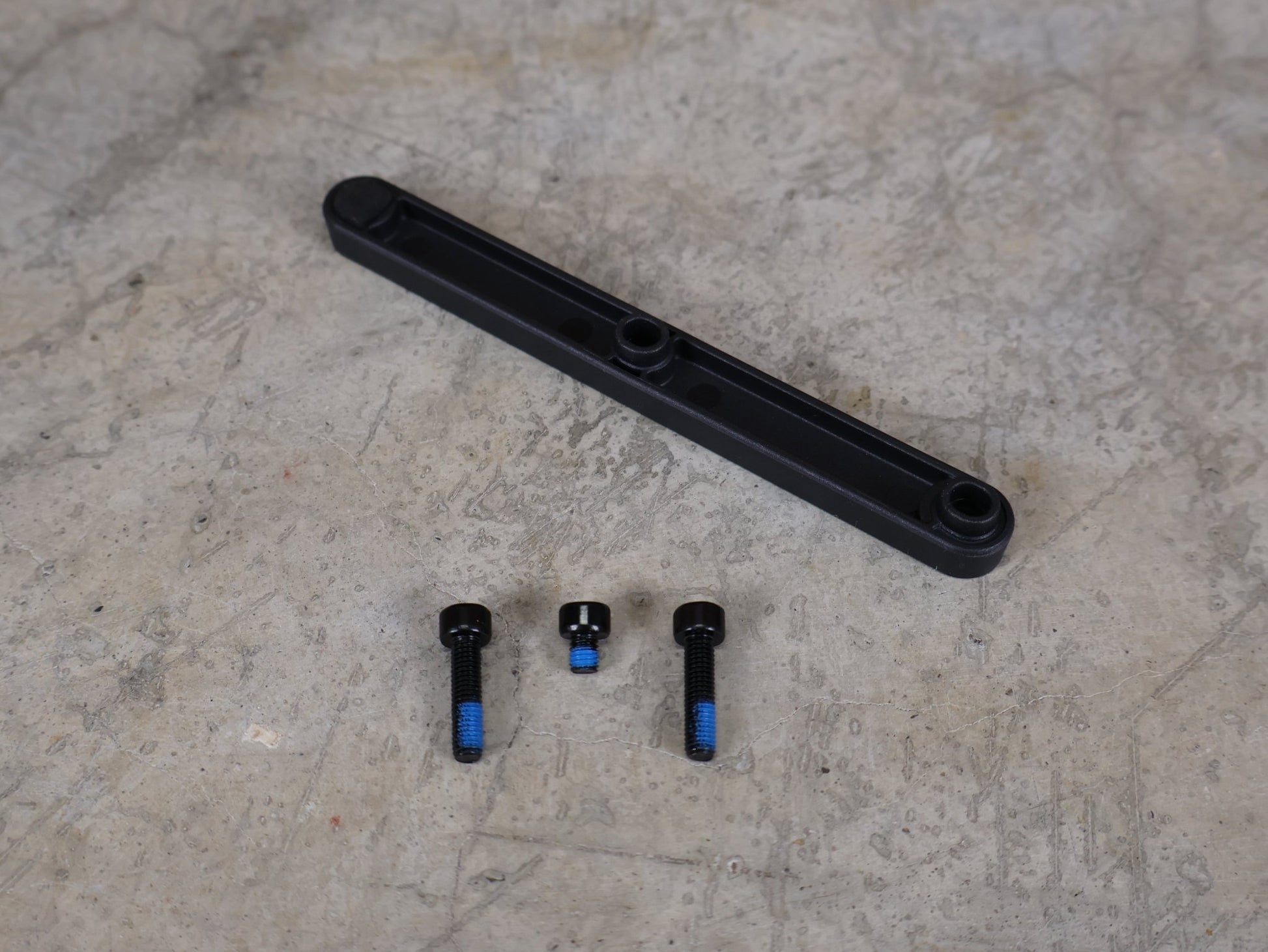 Trinkflaschen und Halter von Trek, TREK FLASCHENHALTER ADAPTER / 65 MM VERSETZUNG – INKL. HARDWARE – W5271627 vor USEDBIKES - OB.DE Hintergrund