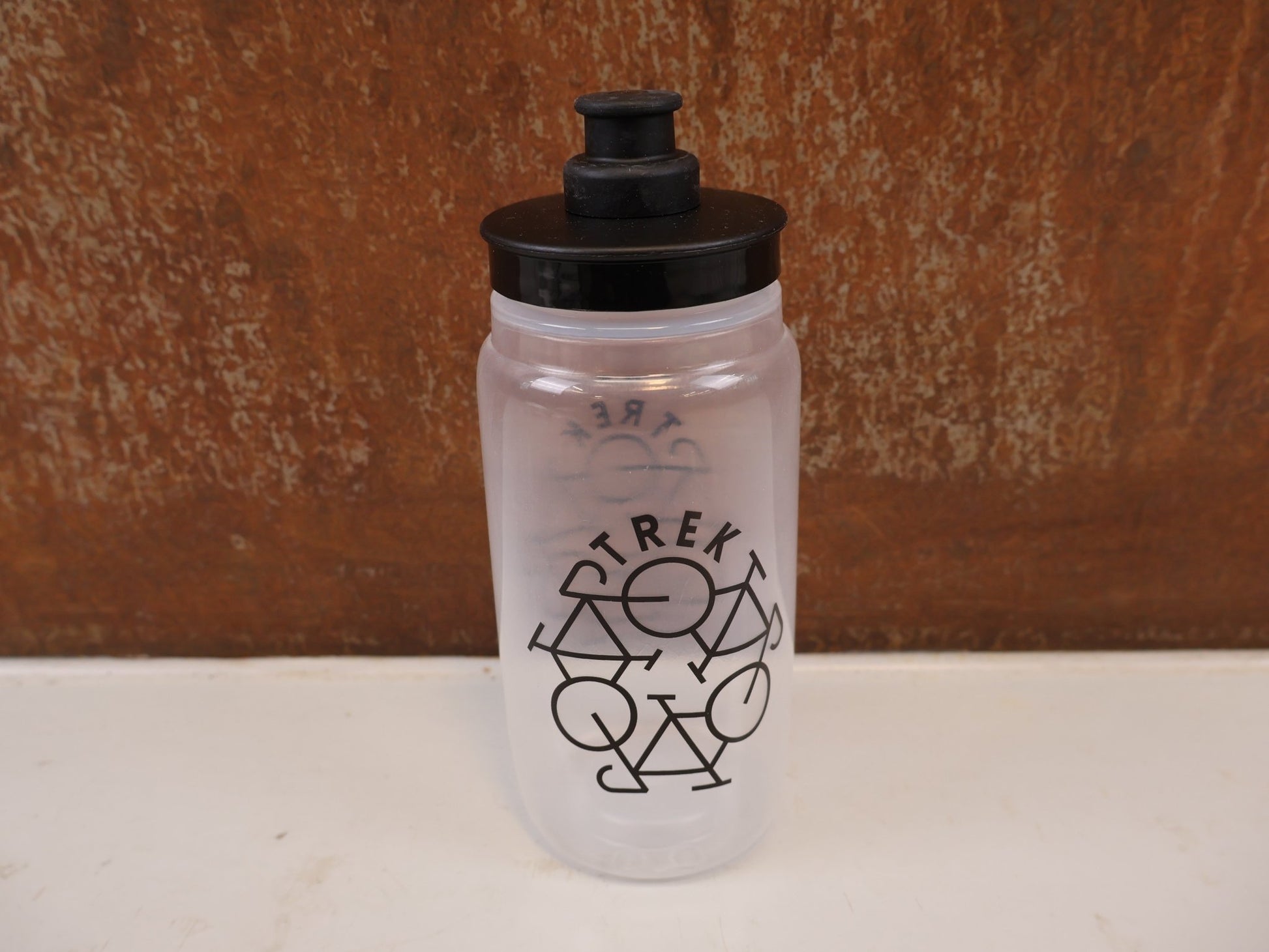 Trinkflaschen und Halter von Trek, TREK FLY 550ML TRINKFLASCHE CLEAR BLACK vor USEDBIKES-OB.DE Hintergrund