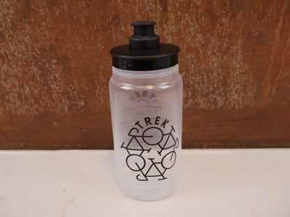 Trinkflaschen und Halter von Trek, TREK FLY 550ML TRINKFLASCHE CLEAR BLACK vor USEDBIKES-OB.DE Hintergrund