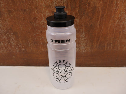 Trinkflaschen und Halter von Trek, TREK FLY 750ML TRINKFLASCHE CLEAR BLACK vor USEDBIKES-OB.DE Hintergrund