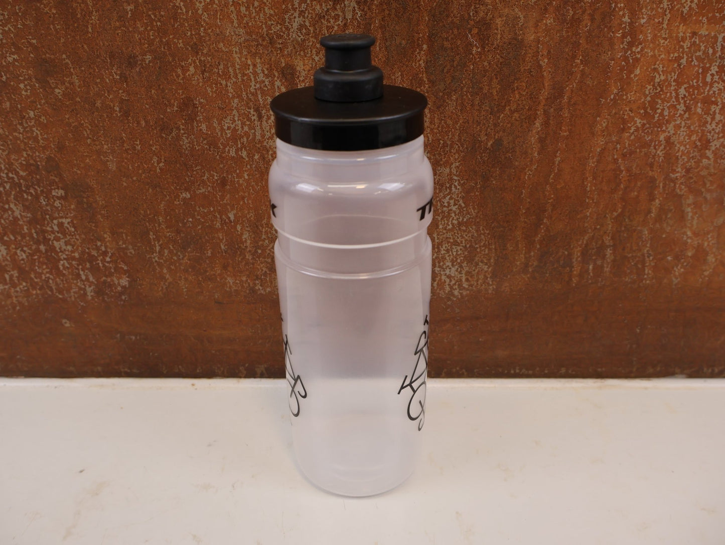 Trinkflaschen und Halter von Trek, TREK FLY 750ML TRINKFLASCHE CLEAR BLACK vor USEDBIKES-OB.DE Hintergrund