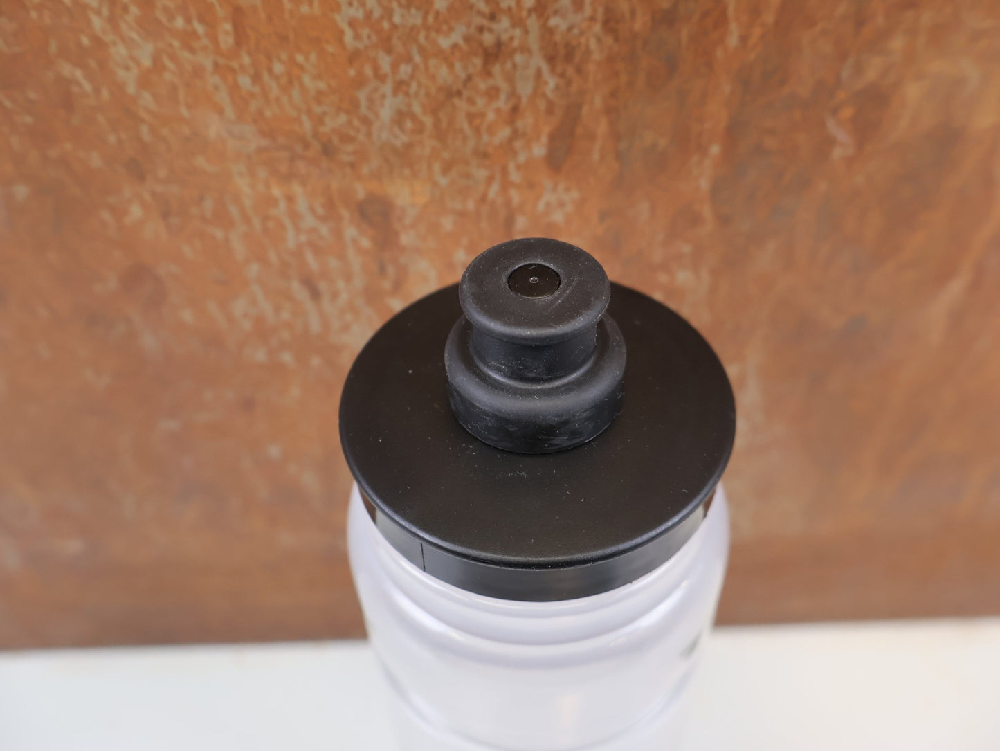 Trinkflaschen und Halter von Trek, TREK FLY 750ML TRINKFLASCHE CLEAR BLACK vor USEDBIKES-OB.DE Hintergrund