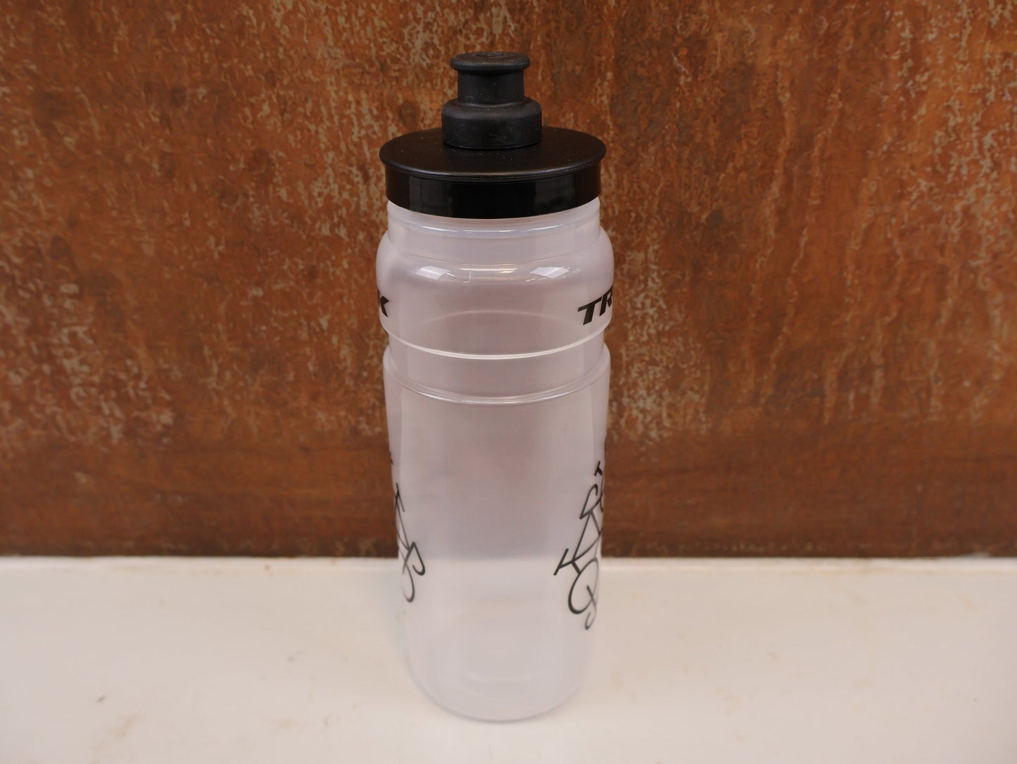 Trinkflaschen und Halter von Trek, TREK FLY 750ML TRINKFLASCHE CLEAR BLACK vor USEDBIKES-OB.DE Hintergrund