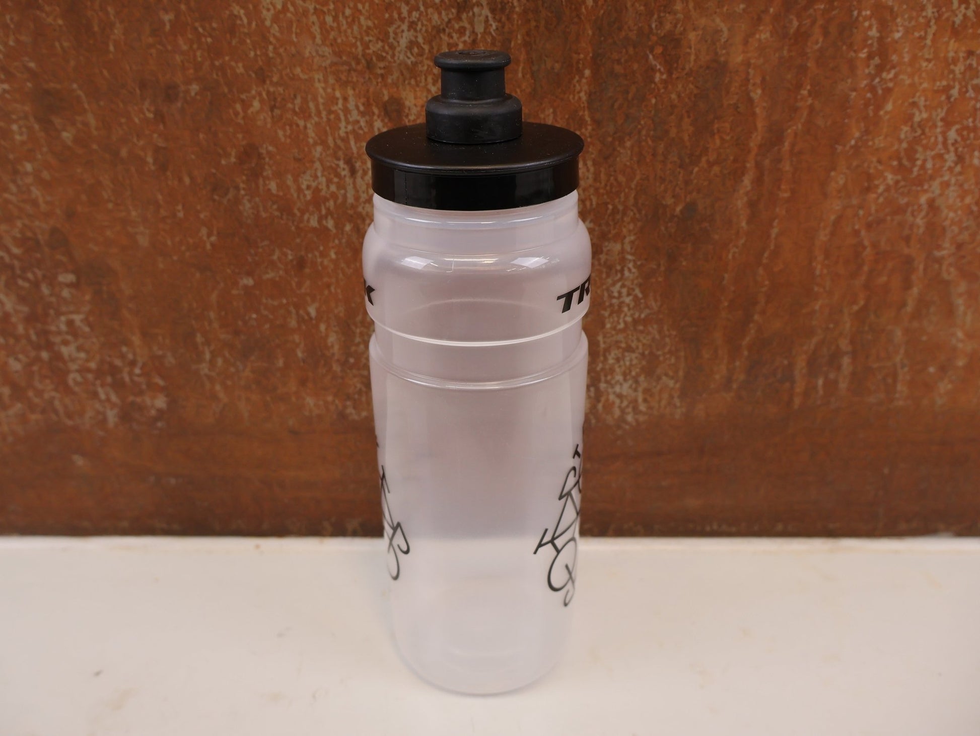 Trinkflaschen und Halter von Trek, TREK FLY 750ML TRINKFLASCHE CLEAR BLACK vor USEDBIKES-OB.DE Hintergrund
