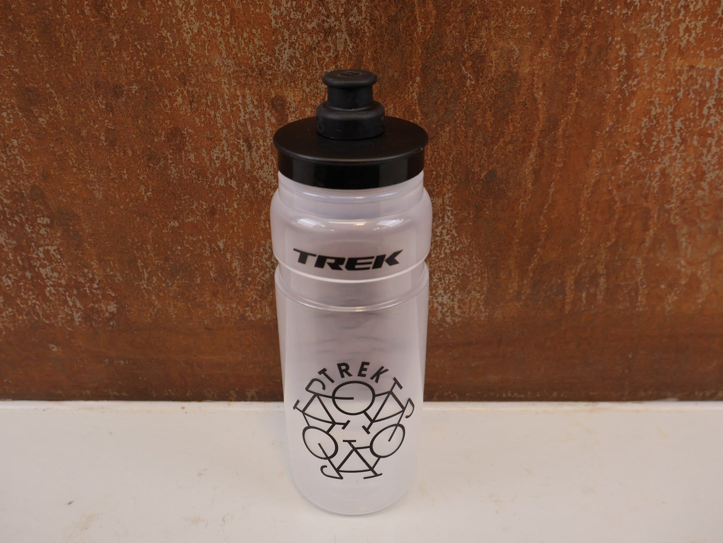 Trinkflaschen und Halter von Trek, TREK FLY 750ML TRINKFLASCHE CLEAR BLACK vor USEDBIKES-OB.DE Hintergrund