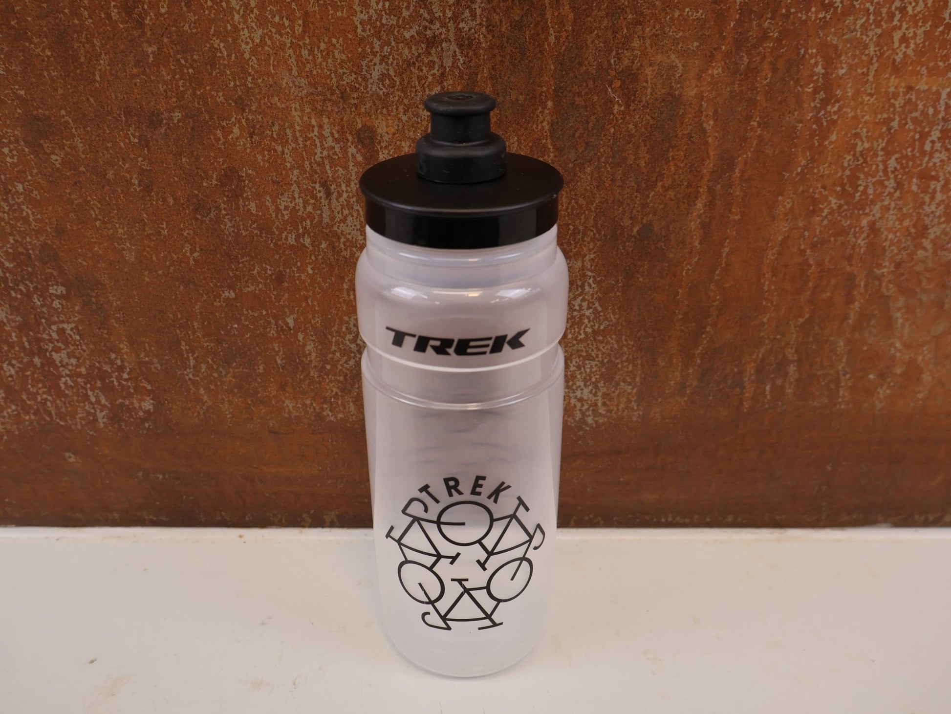 Trinkflaschen und Halter von Trek, TREK FLY 750ML TRINKFLASCHE CLEAR BLACK vor USEDBIKES-OB.DE Hintergrund