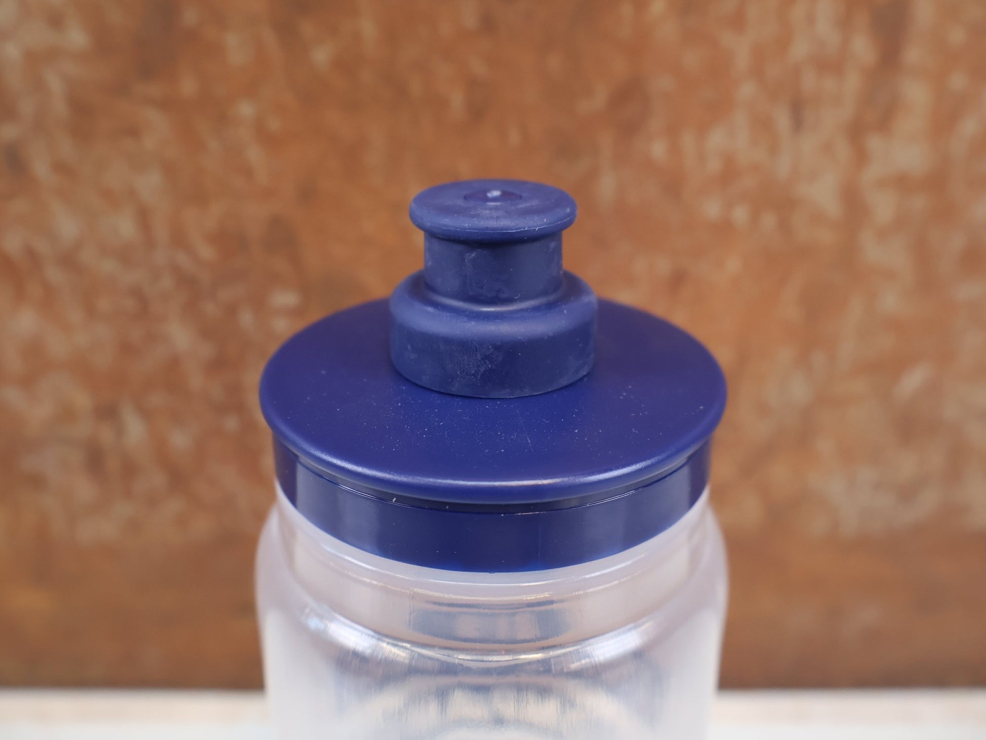 Trinkflaschen und Halter von Trek, TREK FLY WASSERFLASCHE 550ML / TRINKFLASCHE IN DARK BLUE/CLEAR vor USEDBIKES-OB.DE Hintergrund