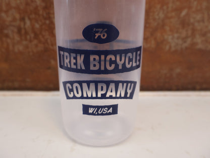 Trinkflaschen und Halter von Trek, TREK FLY WASSERFLASCHE 550ML / TRINKFLASCHE IN DARK BLUE/CLEAR vor USEDBIKES-OB.DE Hintergrund