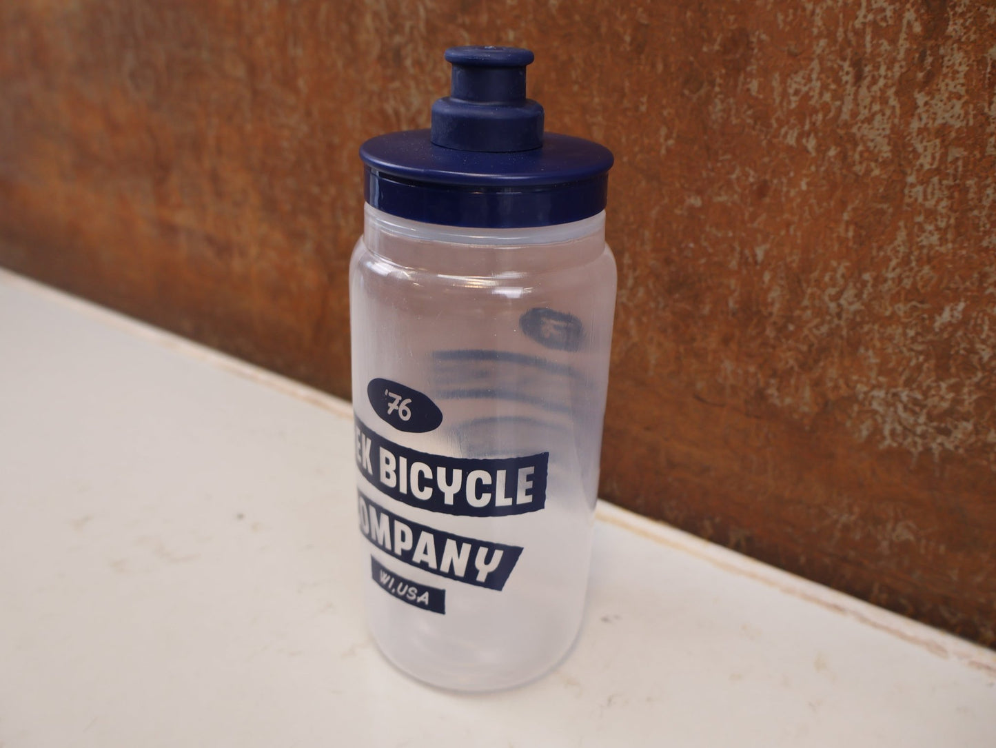 Trinkflaschen und Halter von Trek, TREK FLY WASSERFLASCHE 550ML / TRINKFLASCHE IN DARK BLUE/CLEAR vor USEDBIKES-OB.DE Hintergrund