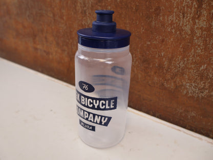 Trinkflaschen und Halter von Trek, TREK FLY WASSERFLASCHE 550ML / TRINKFLASCHE IN DARK BLUE/CLEAR vor USEDBIKES-OB.DE Hintergrund