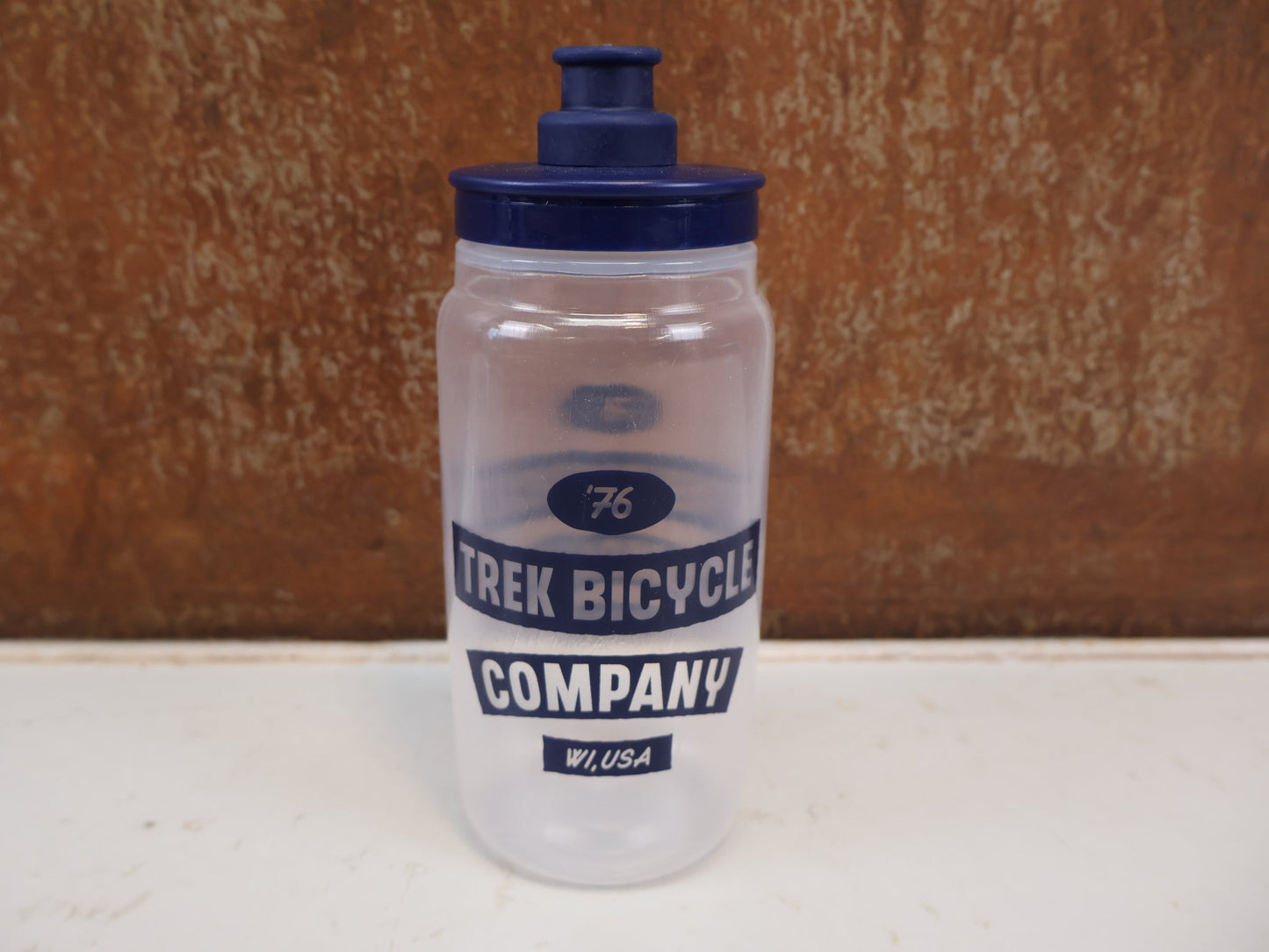 Trinkflaschen und Halter von Trek, TREK FLY WASSERFLASCHE 550ML / TRINKFLASCHE IN DARK BLUE/CLEAR vor USEDBIKES-OB.DE Hintergrund
