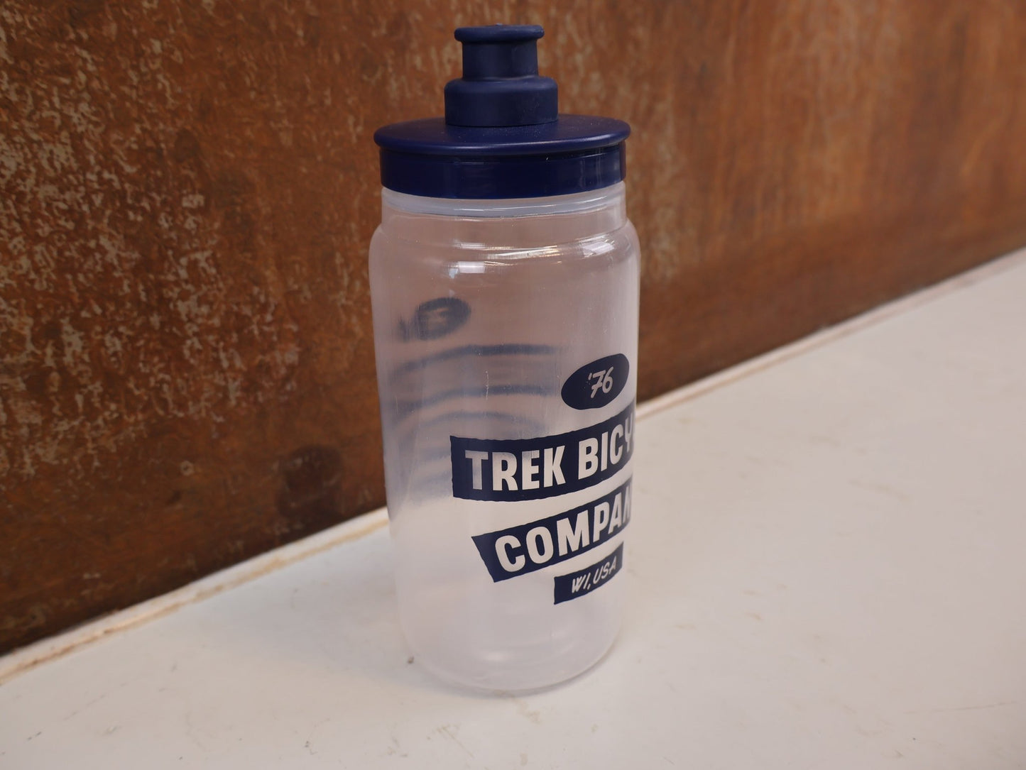 Trinkflaschen und Halter von Trek, TREK FLY WASSERFLASCHE 550ML / TRINKFLASCHE IN DARK BLUE/CLEAR vor USEDBIKES-OB.DE Hintergrund