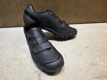 MTB - Herrenschuhe von Trek, TREK FORAY MOUNTAINBIKESCHUH / BLACK vor USEDBIKES - OB.DE Hintergrund
