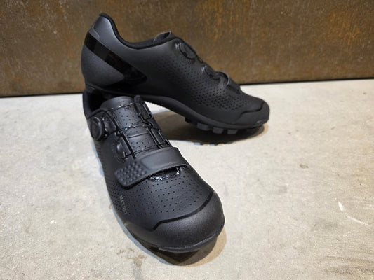 MTB - Herrenschuhe von Trek, TREK FORAY MOUNTAINBIKESCHUH / BLACK vor USEDBIKES - OB.DE Hintergrund