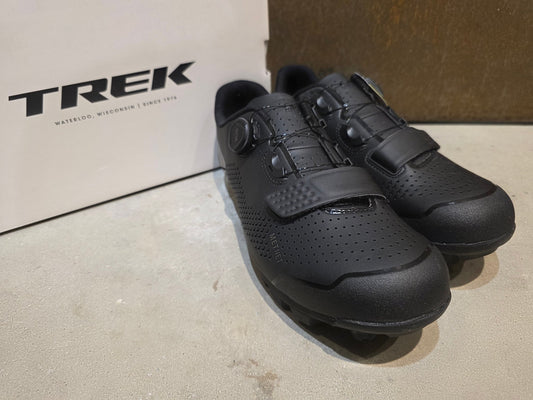 MTB - Herrenschuhe von Trek, TREK FORAY MOUNTAINBIKESCHUH / BLACK vor USEDBIKES - OB.DE Hintergrund