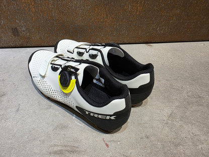 MTB - Herrenschuhe von Trek, TREK FORAY MOUNTAINBIKESCHUH / ERA WHITE vor USEDBIKES - OB.DE Hintergrund