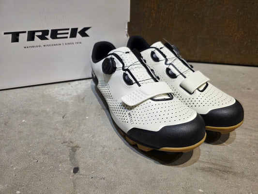 MTB - Herrenschuhe von Trek, TREK FORAY MOUNTAINBIKESCHUH / ERA WHITE vor USEDBIKES - OB.DE Hintergrund