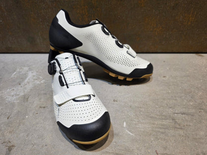 MTB - Herrenschuhe von Trek, TREK FORAY MOUNTAINBIKESCHUH / ERA WHITE vor USEDBIKES - OB.DE Hintergrund