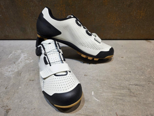 MTB - Herrenschuhe von Trek, TREK FORAY MOUNTAINBIKESCHUH / ERA WHITE vor USEDBIKES - OB.DE Hintergrund