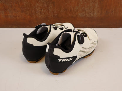 MTB-Herrenschuhe von Trek, TREK FORAY MTB SCHUHE ERA WHITE BOA METNET SPD vor USEDBIKES-OB.DE Hintergrund