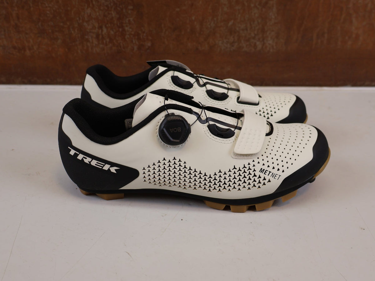 MTB-Herrenschuhe von Trek, TREK FORAY MTB SCHUHE ERA WHITE BOA METNET SPD vor USEDBIKES-OB.DE Hintergrund
