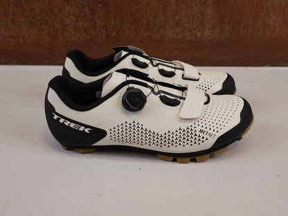 MTB-Herrenschuhe von Trek, TREK FORAY MTB SCHUHE ERA WHITE BOA METNET SPD vor USEDBIKES-OB.DE Hintergrund