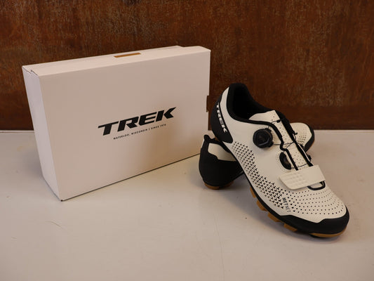 MTB-Herrenschuhe von Trek, TREK FORAY MTB SCHUHE ERA WHITE BOA METNET SPD vor USEDBIKES-OB.DE Hintergrund