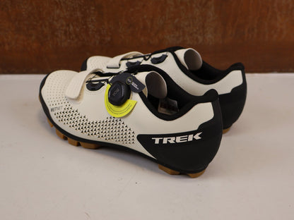 MTB-Herrenschuhe von Trek, TREK FORAY MTB SCHUHE ERA WHITE BOA METNET SPD vor USEDBIKES-OB.DE Hintergrund