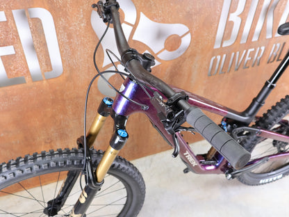 Mountainbike von Trek, TREK FUEL EX 9.8 XT DI2 GEN 7 – PURPLE PHAZE / AMETHYST MARBLE / M vor USEDBIKES - OB.DE Hintergrund