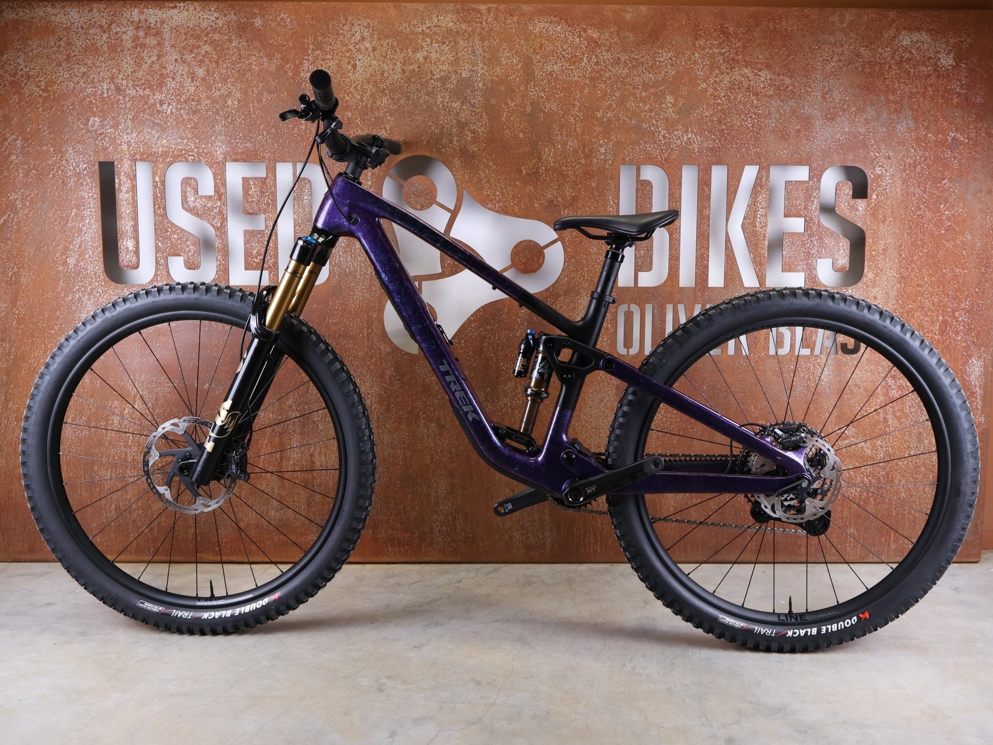 Mountainbike von Trek, TREK FUEL EX 9.8 XT DI2 GEN 7 – PURPLE PHAZE / AMETHYST MARBLE / M vor USEDBIKES - OB.DE Hintergrund