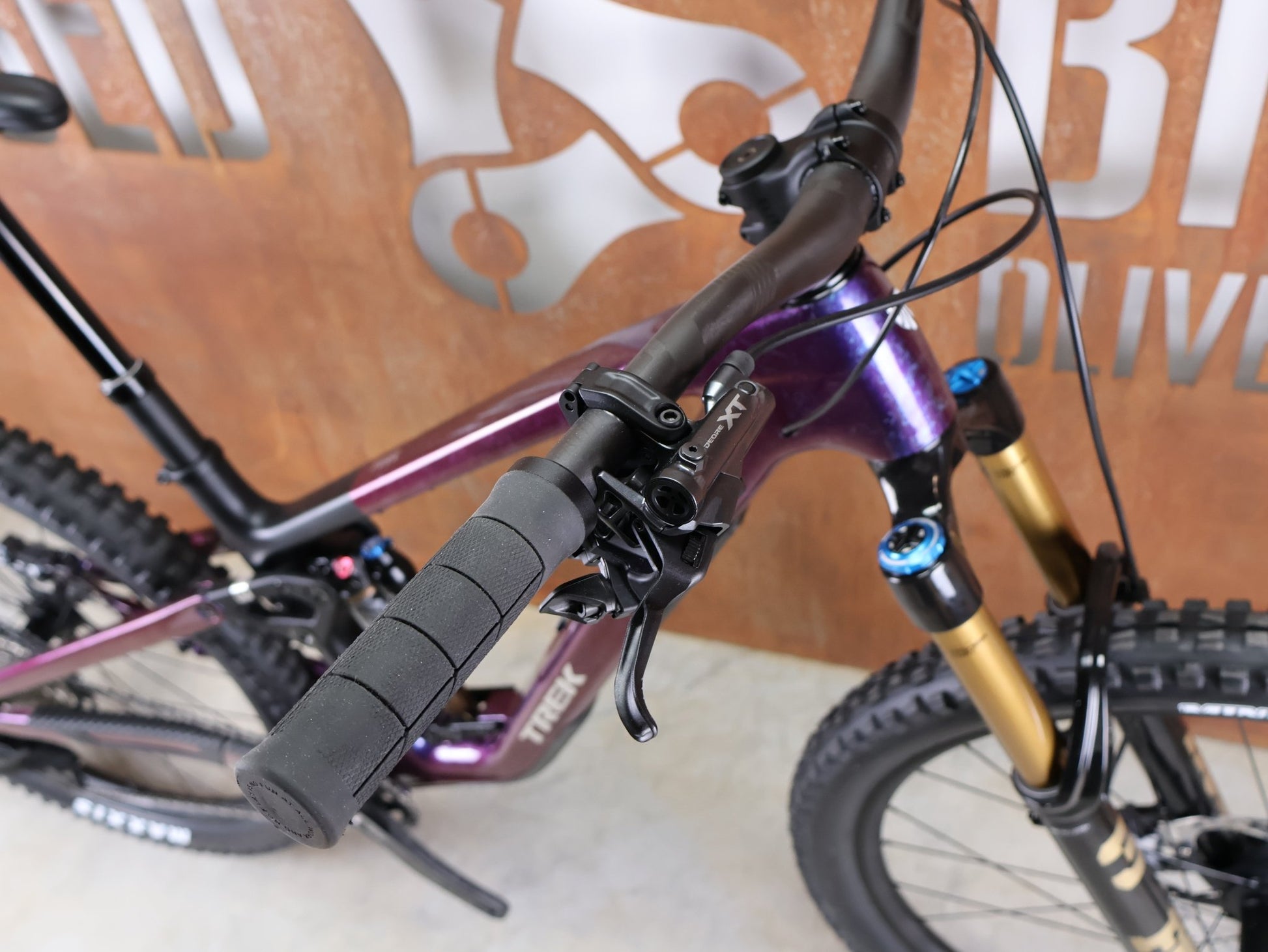 Mountainbike von Trek, TREK FUEL EX 9.8 XT DI2 GEN 7 – PURPLE PHAZE / AMETHYST MARBLE / M vor USEDBIKES - OB.DE Hintergrund