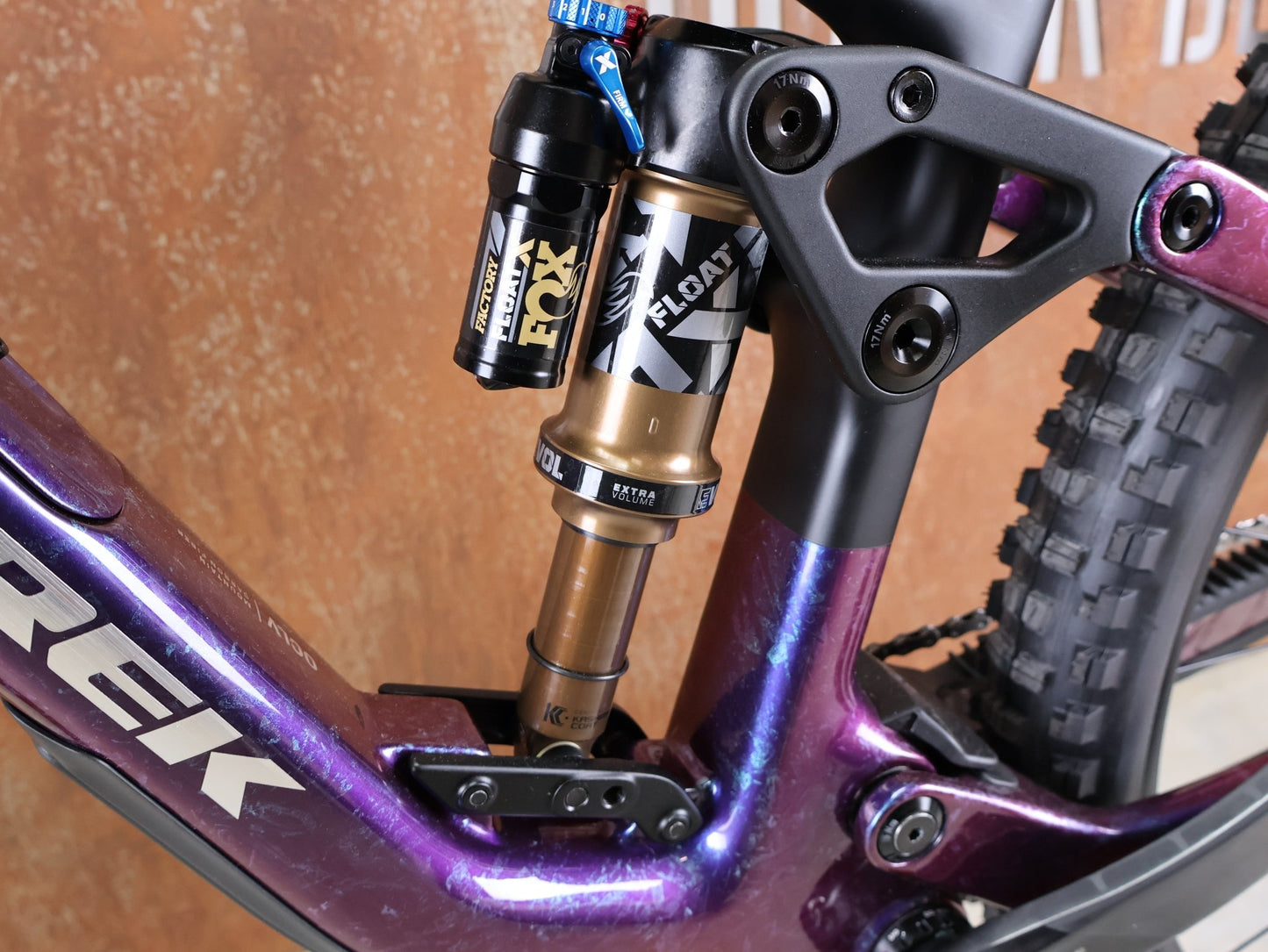 Mountainbike von Trek, TREK FUEL EX 9.8 XT DI2 GEN 7 – PURPLE PHAZE / AMETHYST MARBLE / M vor USEDBIKES - OB.DE Hintergrund