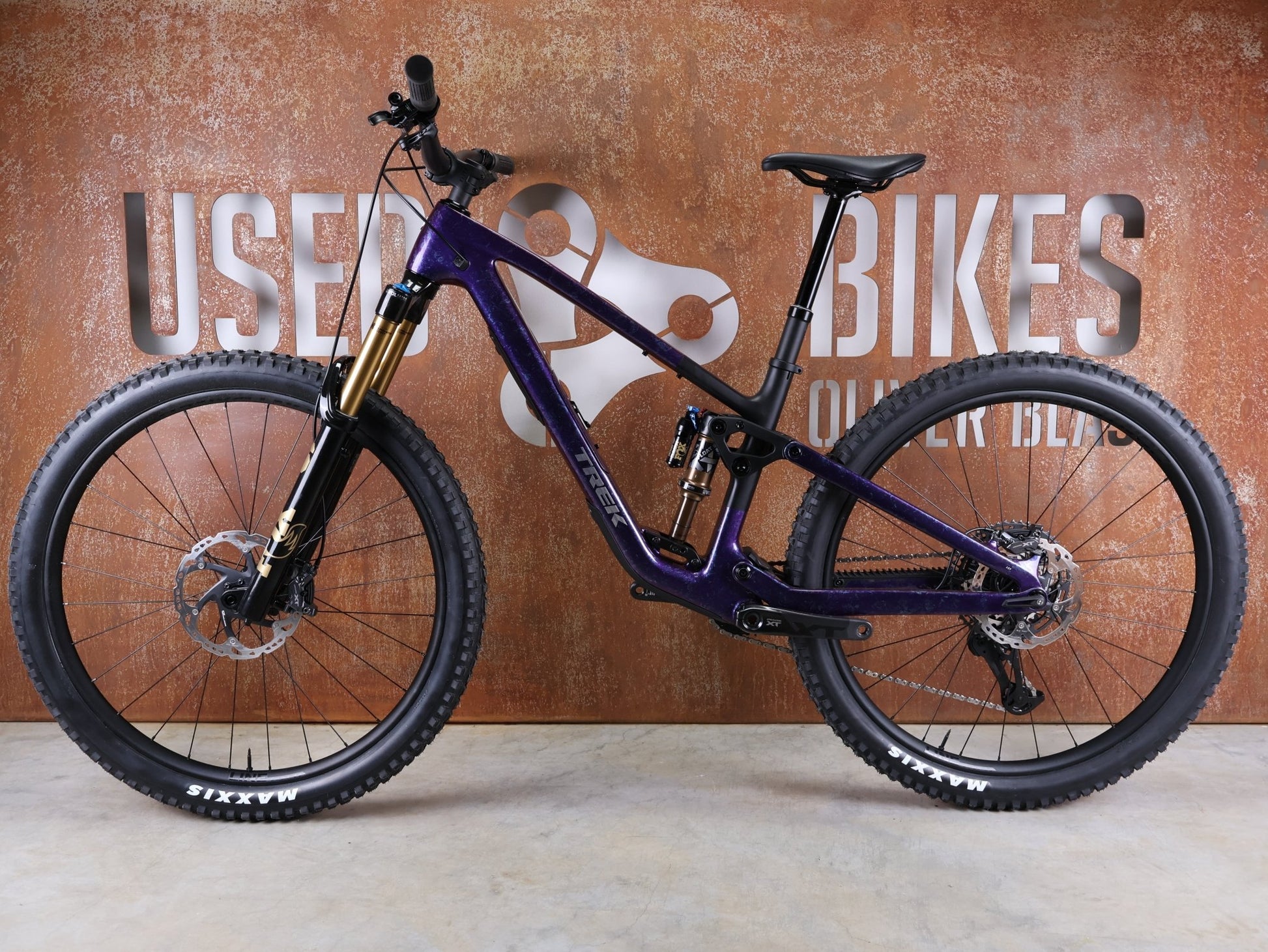 Mountainbike von Trek, TREK FUEL EX 9.8 XT DI2 GEN 7 – PURPLE PHAZE / AMETHYST MARBLE / M vor USEDBIKES - OB.DE Hintergrund