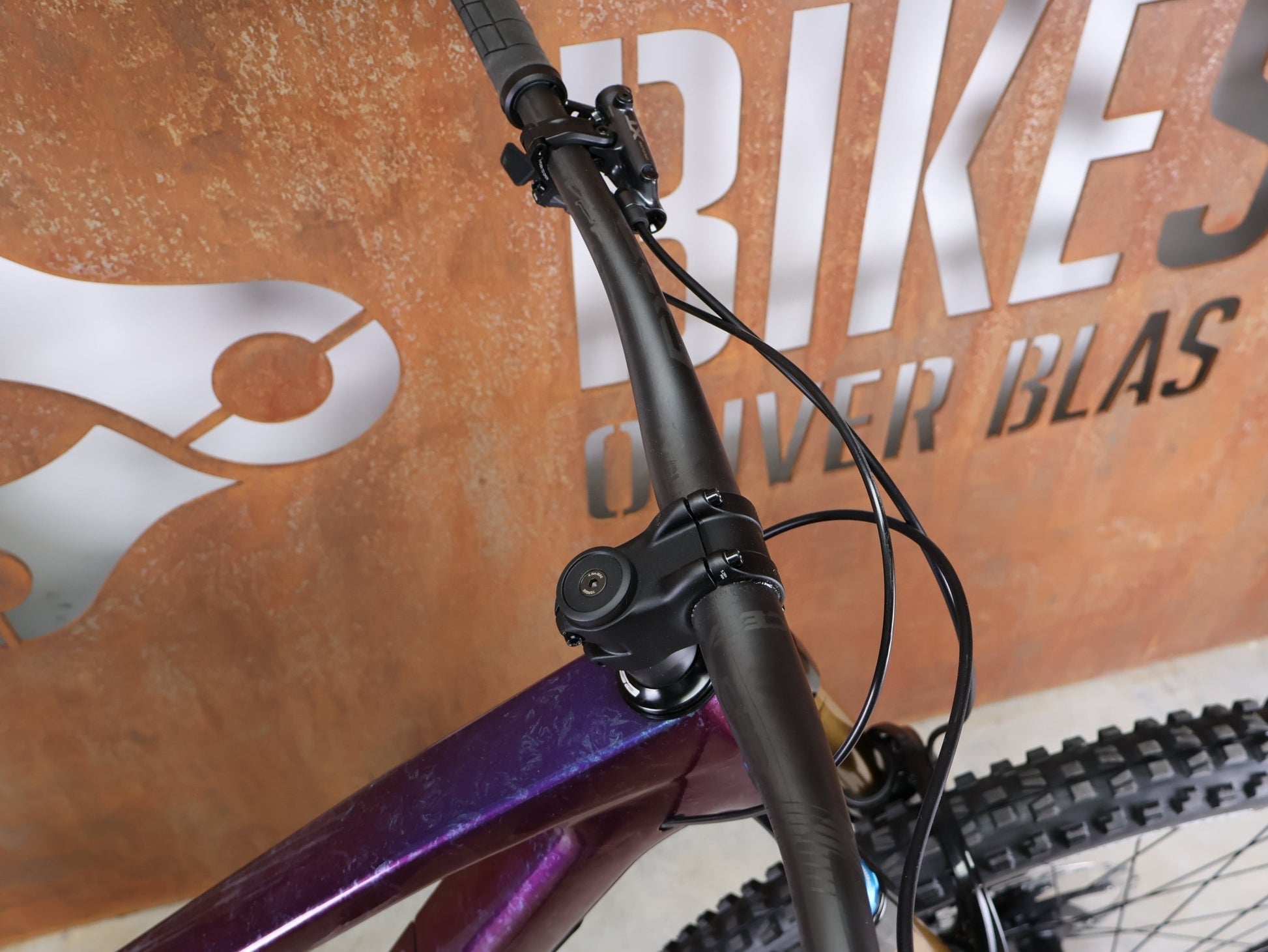Mountainbike von Trek, TREK FUEL EX 9.8 XT DI2 GEN 7 – PURPLE PHAZE / AMETHYST MARBLE / M vor USEDBIKES - OB.DE Hintergrund