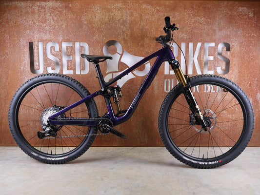 Mountainbike von Trek, TREK FUEL EX 9.8 XT DI2 GEN 7 – PURPLE PHAZE / AMETHYST MARBLE / M vor USEDBIKES - OB.DE Hintergrund