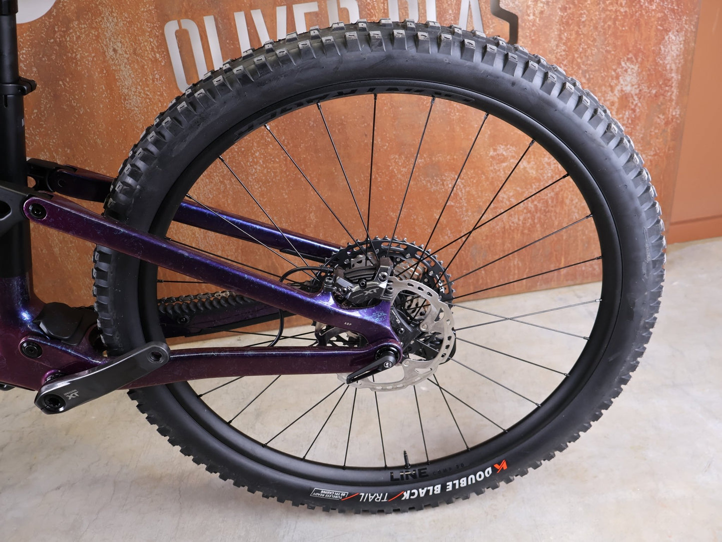 Mountainbike von Trek, TREK FUEL EX 9.8 XT DI2 GEN 7 – PURPLE PHAZE / AMETHYST MARBLE / M vor USEDBIKES - OB.DE Hintergrund
