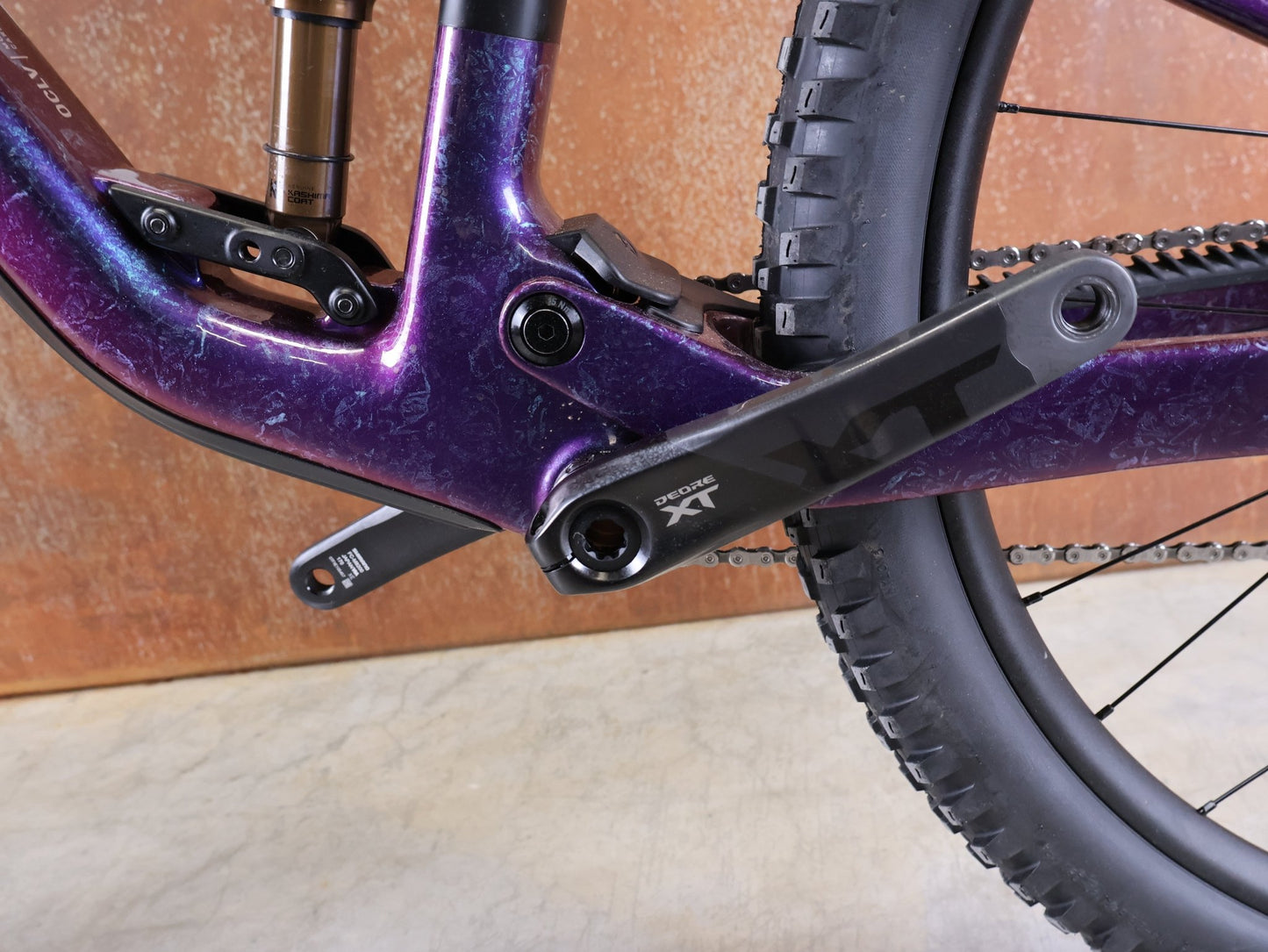 Mountainbike von Trek, TREK FUEL EX 9.8 XT DI2 GEN 7 – PURPLE PHAZE / AMETHYST MARBLE / M vor USEDBIKES - OB.DE Hintergrund