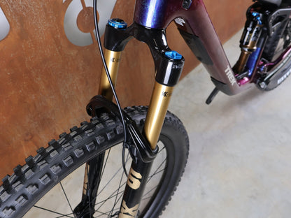 Mountainbike von Trek, TREK FUEL EX 9.8 XT DI2 GEN 7 – PURPLE PHAZE / AMETHYST MARBLE / M vor USEDBIKES - OB.DE Hintergrund