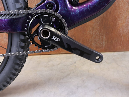 Mountainbike von Trek, TREK FUEL EX 9.8 XT DI2 GEN 7 – PURPLE PHAZE / AMETHYST MARBLE / M vor USEDBIKES - OB.DE Hintergrund