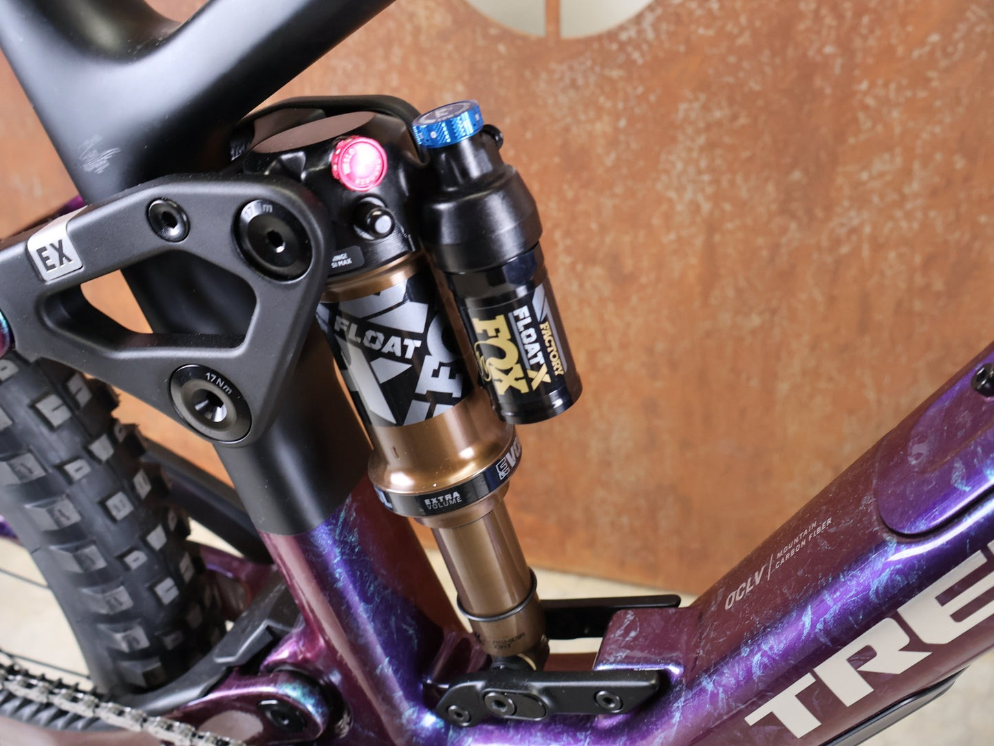 Mountainbike von Trek, TREK FUEL EX 9.8 XT DI2 GEN 7 – PURPLE PHAZE / AMETHYST MARBLE / M vor USEDBIKES - OB.DE Hintergrund