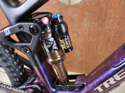 Mountainbike von Trek, TREK FUEL EX 9.8 XT DI2 GEN 7 – PURPLE PHAZE / AMETHYST MARBLE / M vor USEDBIKES - OB.DE Hintergrund