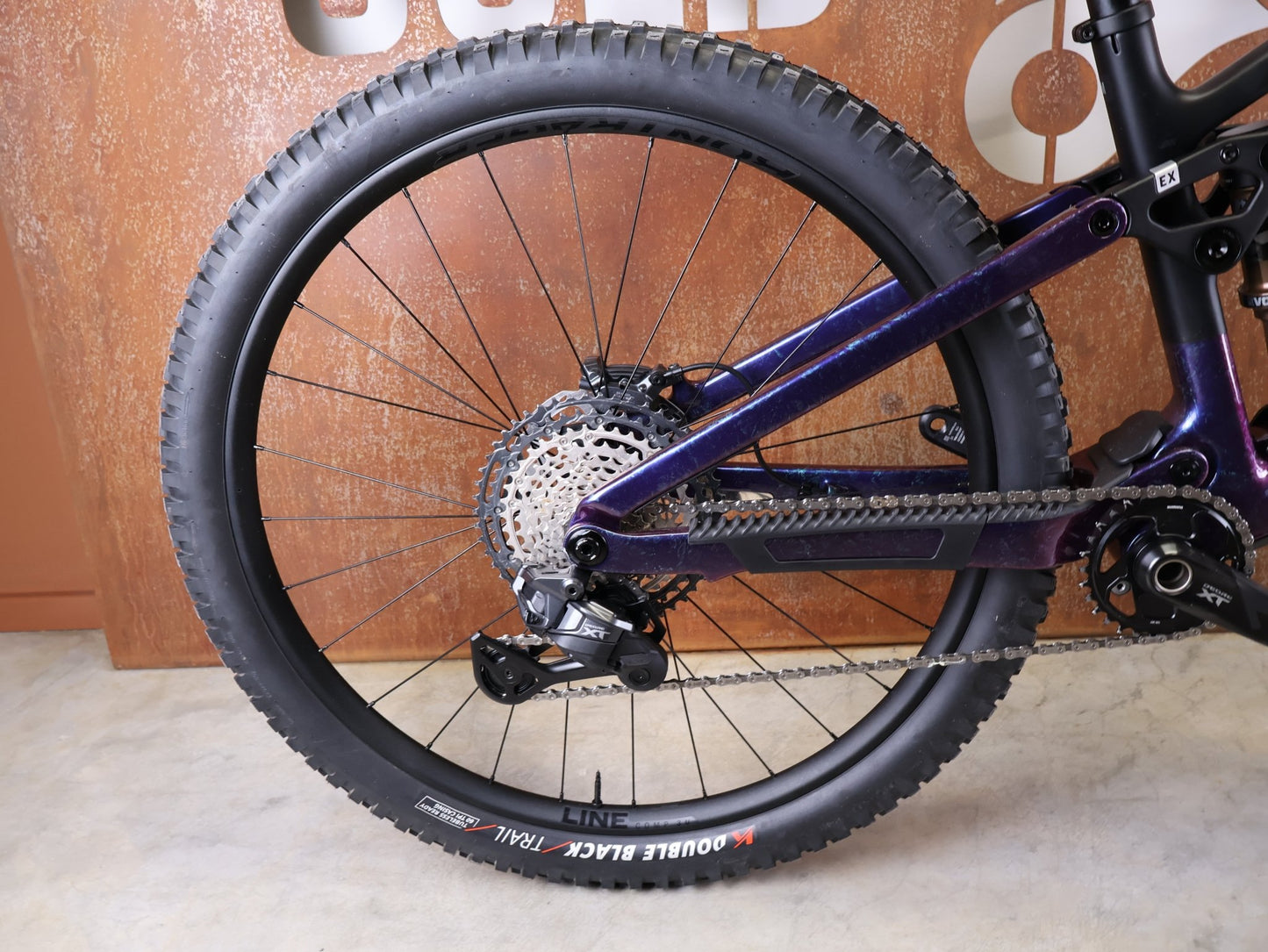 Mountainbike von Trek, TREK FUEL EX 9.8 XT DI2 GEN 7 – PURPLE PHAZE / AMETHYST MARBLE / M vor USEDBIKES - OB.DE Hintergrund
