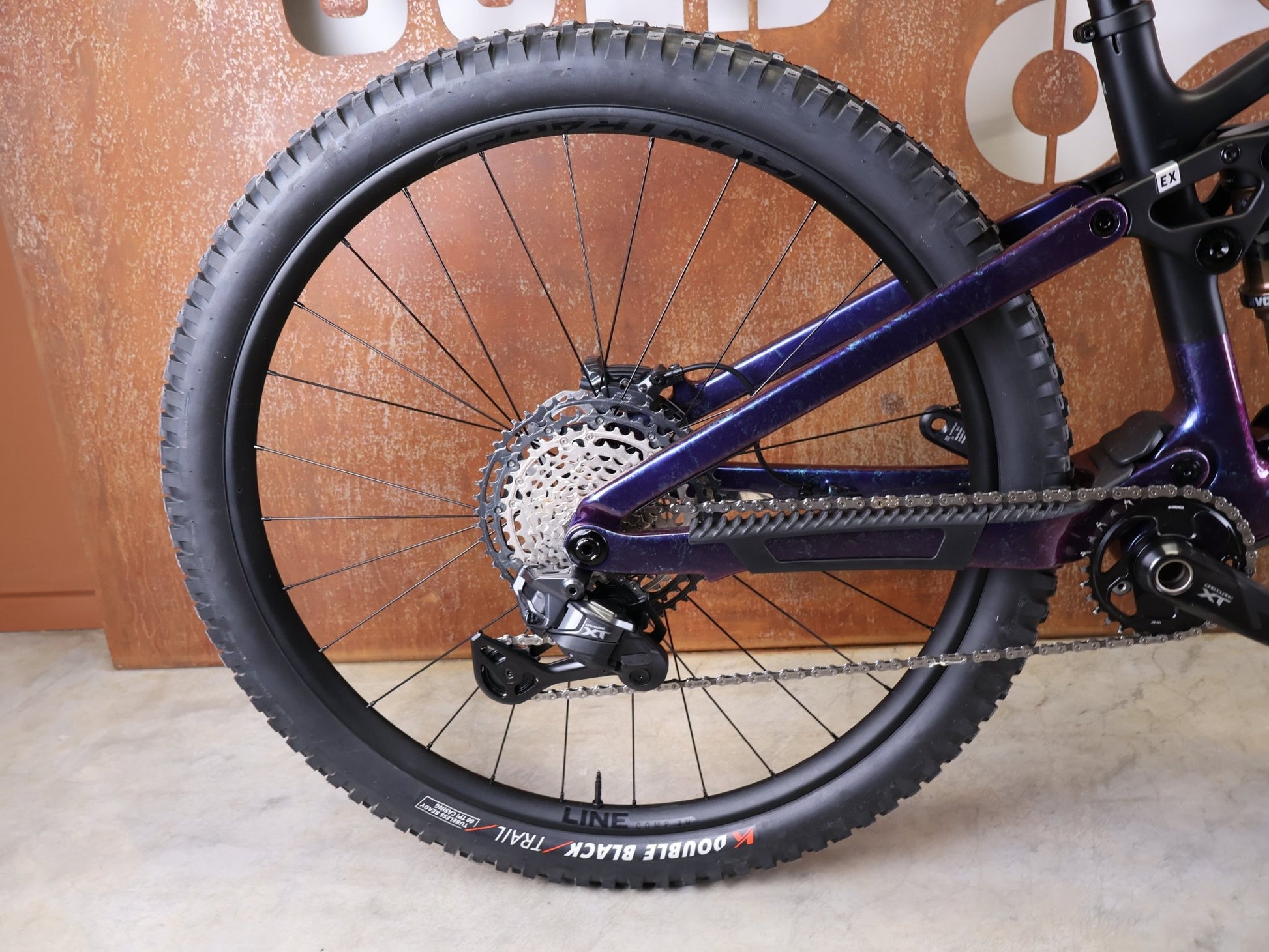 Mountainbike von Trek, TREK FUEL EX 9.8 XT DI2 GEN 7 – PURPLE PHAZE / AMETHYST MARBLE / M vor USEDBIKES - OB.DE Hintergrund