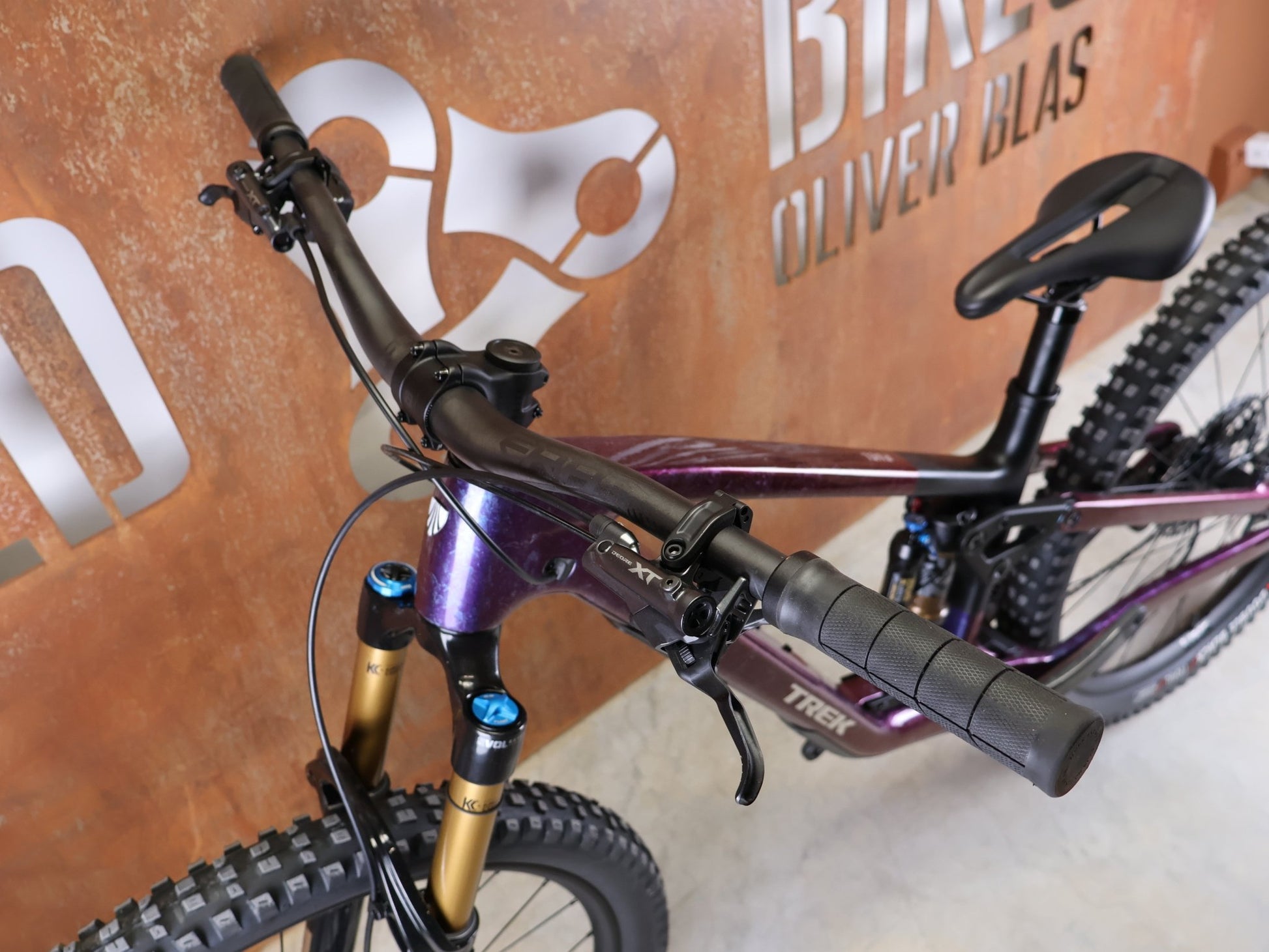Mountainbike von Trek, TREK FUEL EX 9.8 XT DI2 GEN 7 – PURPLE PHAZE / AMETHYST MARBLE / M vor USEDBIKES - OB.DE Hintergrund